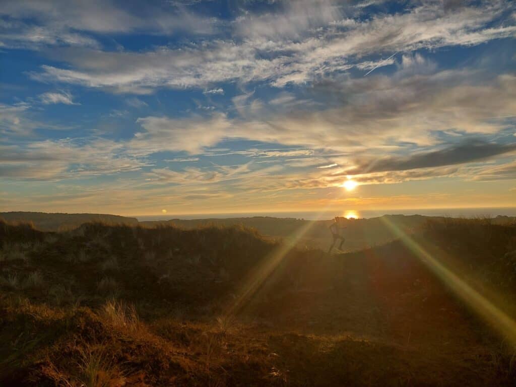 Hillige zonsondergang tijdens hardlooptraining op Velde. Een actieve run in de natuur met prachtig uitzicht, ideaal voor bootcamp- en hardloopenthousiastelingen.