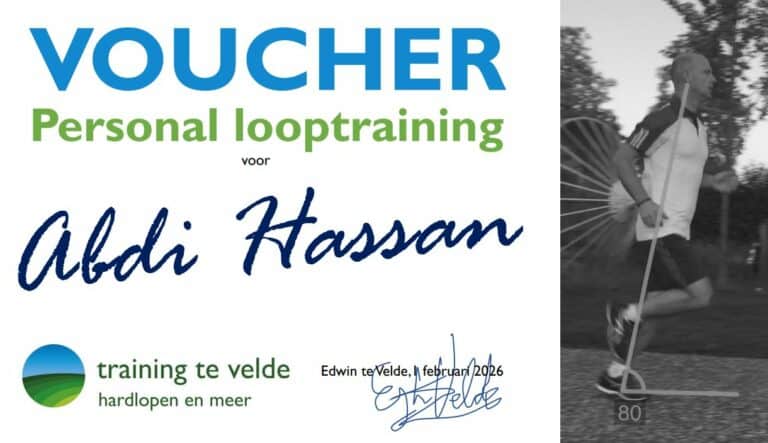 Afbeelding van een persoon die hardloopt met een loopstok tijdens een training bij Training te Velde, gericht op hardlopen en bootcampen.