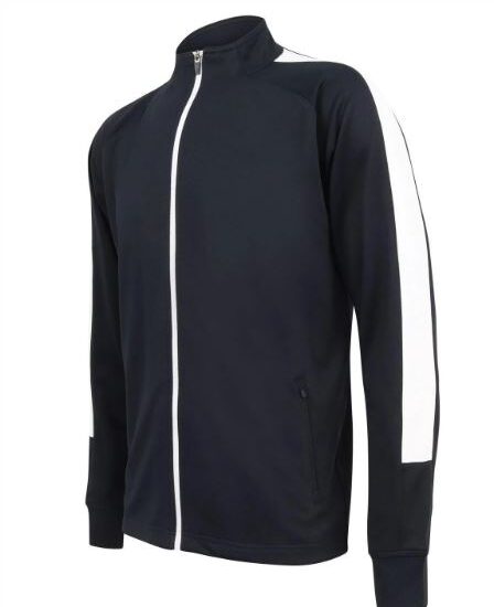 Sportieve hardloopjack in zwart met witte details, geschikt voor outdoor hardlooptrainingen en bootcamps.