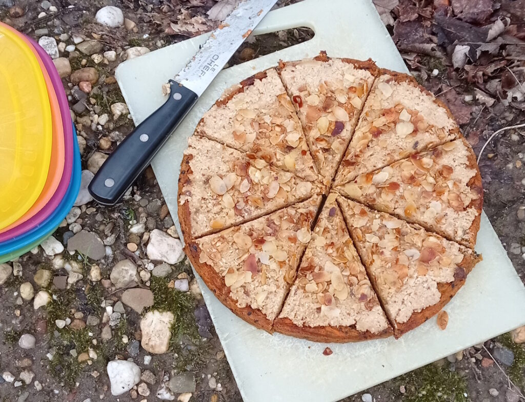 Havermoutcake gesneden op een snijplank met een mes, klaar om te eten na het hardlopen of bootcampen.