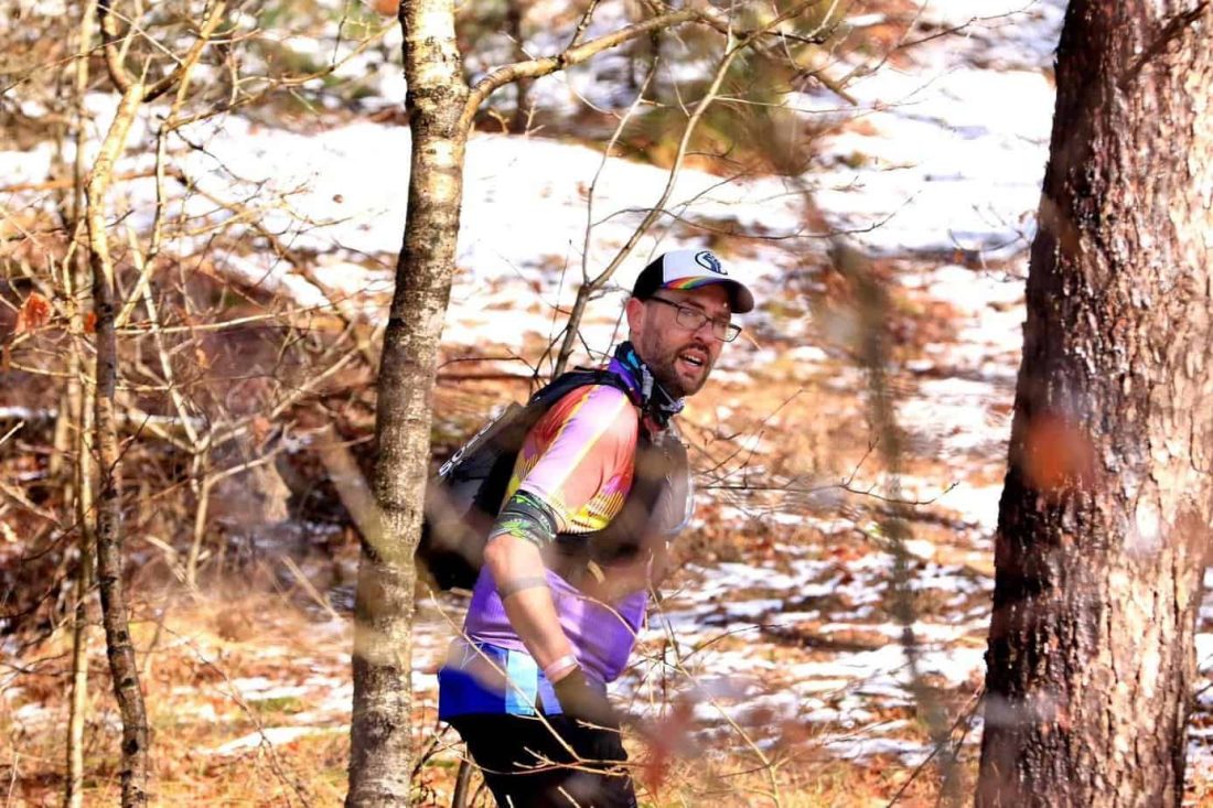 Uithoudingsvermogen trailrunner door winterbos, trainen in natuur voor hardlopen en bootcamp, gezonde outdoor workout in Nederland.